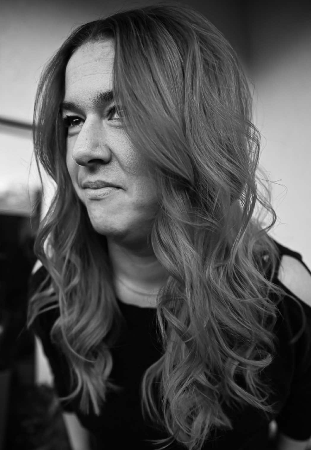 Tina trägt jetzt ihre bunten Haare! ✨🎨 Wir haben uns für einen richtig coolen Farbverlauf entschieden – von Violett-Pink ins knallige Orange. 🟣💗🧡 Ein absoluter Hingucker und definitiv ein Statement-Look! 🔥 Schreibt gern in die Kommentare, wie ihr die Farbe findet! 😍👇 #BunteHaare #ColorfulHair #ViolettPinkOrange #HairTransformation #Hairstylist                   