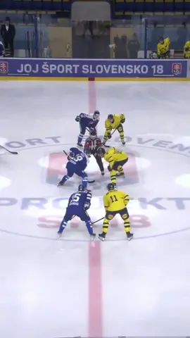 🇸🇪📈Storseger för Juniorkronorna!    Sverige tog tidigt ledningen och höll greppet matchen igenom. Efter två starka perioder och effektivt spel i numerärt överläge kunde laget gå ifrån till en klar seger mot Slovakien.   🥅 (2–1, 4–1, 3-1)   1–0 | Lucas Pettersson 1-1 | Jakub Dubravik 2–1 | Anton Frondell (PP)   3–1 | Anton Frondell   4–1 | Liam Danielsson   5–1 | Viggo Björck  5-2 | David Balaz 6–2 | Karl Sterner  7–2 | Viggo Björck (PP) 8-2 | Victor Eklund 9-2 | Jack Berglund 9-3 | Alex Zalesak 📲 Se Juniorkronorna live på @svenskhockey.tv! Nästa match spelas imorgon 13:30 mot Finland.  #Juniorkronorna | #svenskhockeytv | #TreKronor