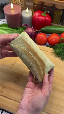 Рол з тунцем   Тортилья Вершковий сир Листя-салату Авокадо Тунець у розсолі подрібнений Фіолетова цибуля Кукурудза консервована  Твердий сир   Тортилью підігріваємо,щоб вона не ламалася і змащуємо іі вершковим сиром,зверху викладаємо листя салату,та порізане стигле авокадо. А основою цього ролу буде подрібнений тунець у розсолі. Доречі відсьогодні і до 12 листопада включно тунець можна придбати у Сільпо з кешбеком балобонусами 25% завдяки акції Дні Балобонусів Власного Рахунку.    Викладаємо тунець і зверху додаємо трішки фіолетової цибулі,присипаємо кукурудзою і тертим сиром,завертаємо щільно у рол,і підсмажуємо з обох боків ,до скоринки.  Виймаємо і смакуємо.  Смачного🥰 #сніданок #готую #рецепт #лаваш