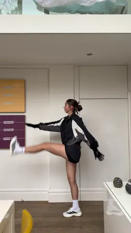 Plz ignore the fact I’m wearing odd socks  Nike socks in adidas shoes with the random Puresport sock thrown in feels SO criminal but someone clearly hadn’t done their laundry so we had to work with what we got 🤣 Freeze Roll-on - @puresport  Energy Gel - @puresport  Gloves - @puresport  @puresport code LEAHB  Jacket - @gymshark  Shorts - @gymshark @gymshark code LEAHB10 Lots of love 🫶 #runner #Lifestyle #outfit #runninggirl #fyp  