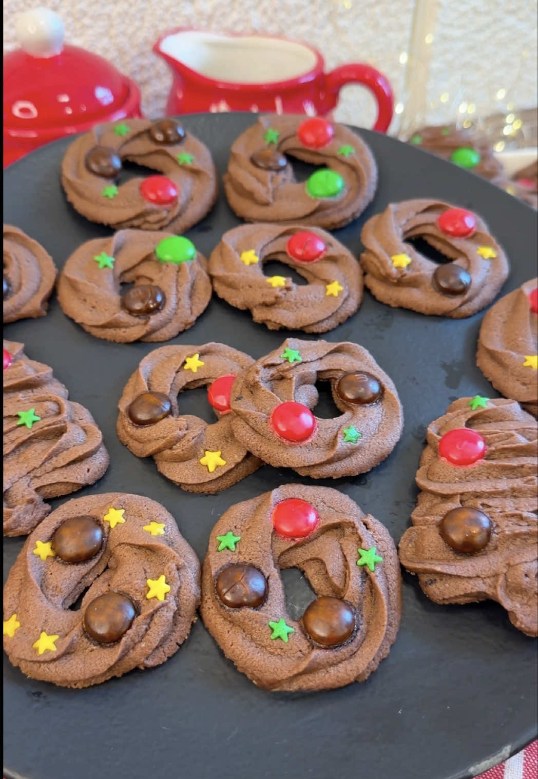 Biscoito amanteigado de Natal 🎄 Derrete na boca, é lindo e você pode até dar de presente ou vender! Já segue @mahperezzz que eu vou te ensinar  Receita: -125g de manteiga -80g de açúcar refinado (quase meia xícara) -60g de creme de leite  -20g de amido de milho (3 colheres de sopa) -20g de chocolate em pó (3 colheres de sopa) -150g de farinha de trigo (1 xícara e 1/4) -Confeitos a gosto Modo de preparo: Deixe a manteiga bem molinha, e misture com o creme de leite e o açúcar, até ficar um creme mais esbranquiçado. Adicione o restante dos ingredientes e misture até ficar uma massa cremosa.  Passe para o saco de confeitar e faça os formatos. Decore e deixe na geladeira por 20 minutos.  Leve ao forno pré aquecido a 160°C, por cerca de 18 minutos. Esse tempo eles ficarão macios.  Receita inspirada na maravilhosa @Giu Bevilacqua 🍒 😍 Gostaram? 