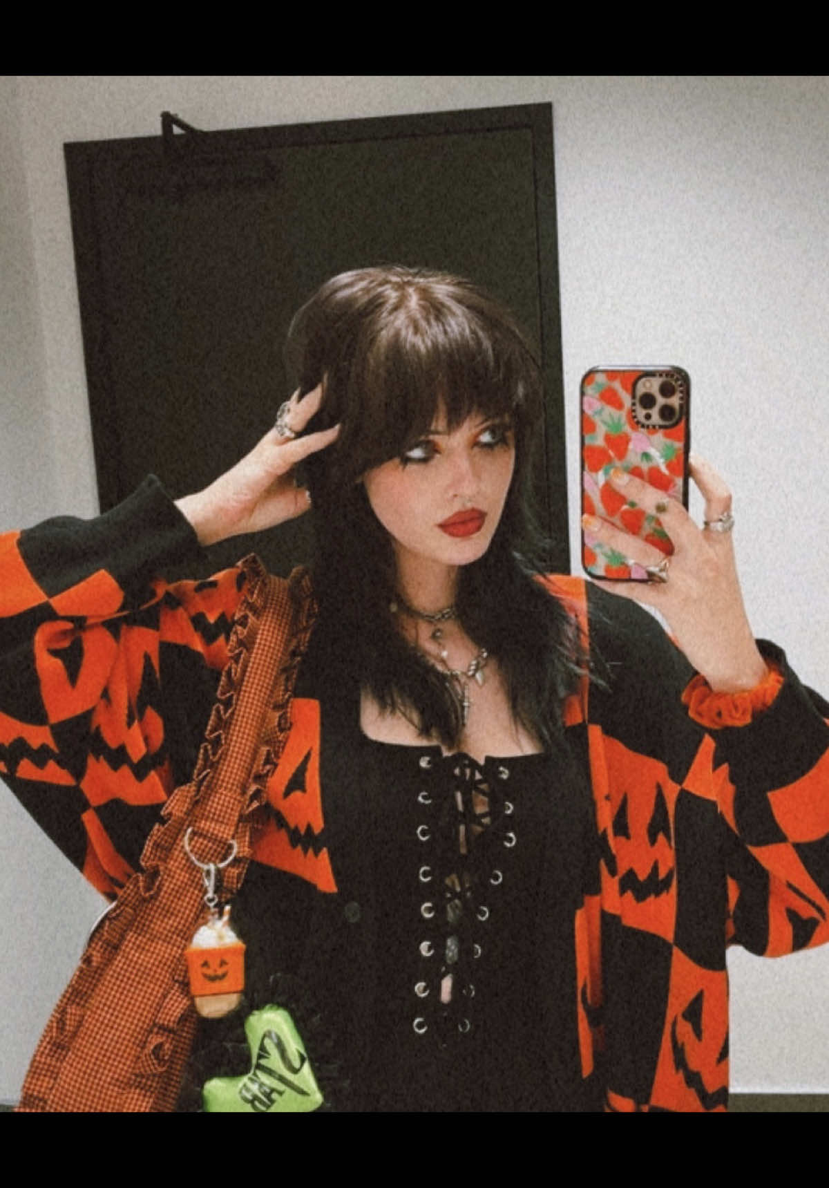 time for a change 🍂🖤 thank you @Rainbow Hair for always killing it!!!  . #sophiethatcher #newhaircut #hairtransformation #newmonthnewme #newhair 