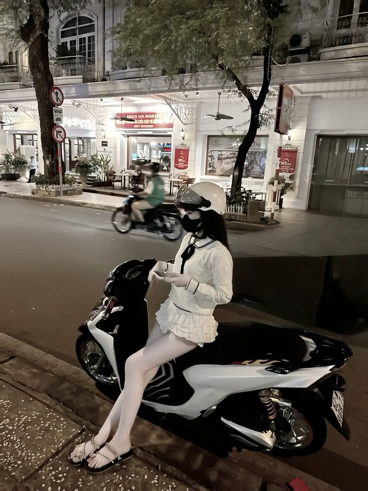 Chợt nhận ra, mình không tử tế như mình nghĩ Đã có đôi lần hoặc nhiều lần vô tình làm cho trái  tim ai đó tan vỡ Thôi thì những đau khổ của ngày hôm nay là cái giá phải trả của những việc tồi tệ mình đã từng làm trong quá khứ.