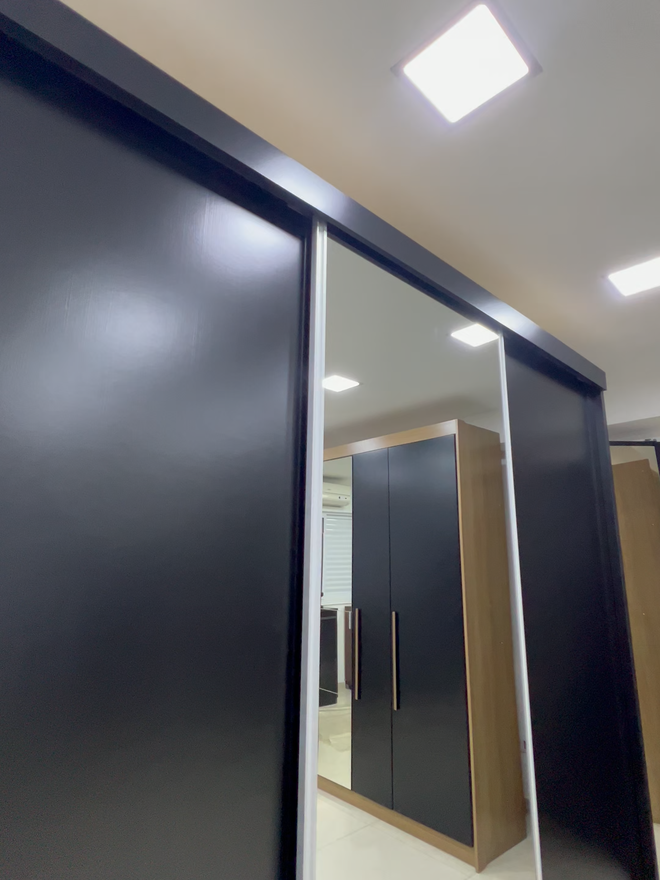 Com design moderno e acabamento fosco alto relevo, ele conta com 1 porta de espelho com molduras de alumínio, que além de valorizar o ambiente, traz mais funcionalidade ao dia a dia. Possui trilhos em alumínio com deslize suave, amplo espaço interno para malas e cobertores, 4 cabideiros, 6 gavetas com corrediças metálicas, 8 prateleiras e 2 cofres internos para guardar joias e acessórios com segurança. #moveis #homedecor #decoracao  #moveismodernos  #homedecor