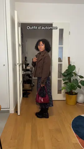 Outfit d’automne  Jupe asymétrique @BERSHKA  Veste courte marron Bershka  Bottes mollets larges @eram  #outfitinspirations #petiteoutfit #falloutfit 