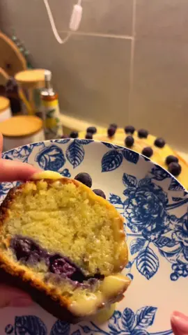 الز كيك ليمون بالكوون🍋‍🟩🍋🍰 الطريقة: •٤ بيض •فانيلا •كوب سكر •كوب حليب •نص كوب زيت •كوبين الا ربع دقيق •ملعقه صغيره مليانه بيكنج باودر •بشر ليمون •توت مغطس بالدقيق  فرن مسبق التسخين ••بالفرن بالنص على حرارة١٨٠  لمدة ٤٥دقيقه الصوص : كوب سكر بودرة-١٠٠غرام زبده بحراره الغرفه-حبتين كيري-ربع كاسه او اقل حليب