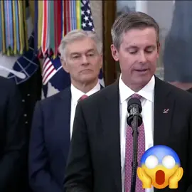 🚨 Shocking Moment at the White House: During President Trump’s announcement on obesity drugs, a man standing behind him suddenly collapsed in the Oval Office — forcing officials to cut the live feed as aides rushed to help. “Are you OK? Gordon, you OK?” shouted Eli Lilly CEO David Ricks as chaos briefly erupted. #WhiteHouseIncident #TrumpAnnouncement #OvalOfficeCollapse #BreakingNews #healthscare 