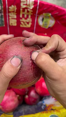 Peeling pomegranates asmr #foodasmr #peelingpomegranates #coconutcutting #asmrsound 
