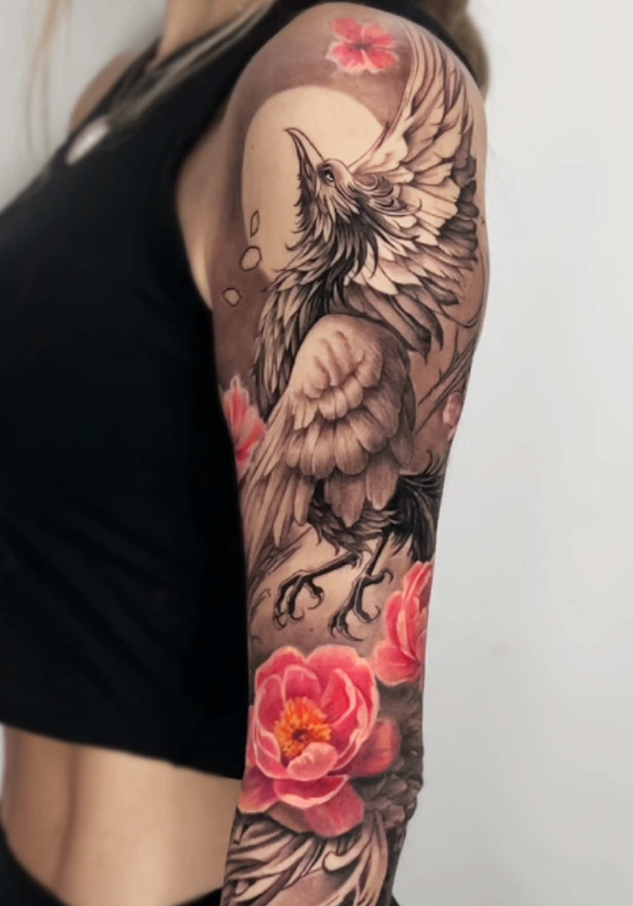 Mientras nuestra clienta pasaba 8 horas durmiendo le tatuamos el brazo entero💪💪