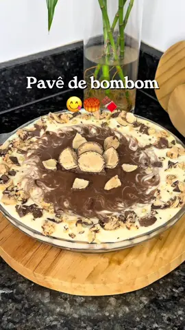 Pavê de bombom 🍫  Ingredientes: - 1 lata de leite condensado - 600 ml de leite - 3 colheres de sopa de amido de milho - 2 gemas - 1 caixinha de creme de leite - ⁠1 colher de chá de essência de baunilha  - ⁠300 gr de chocolate (para a metade do creme) - ⁠bombom a gosto #receitas #sobremesa #doces #pave #foryou