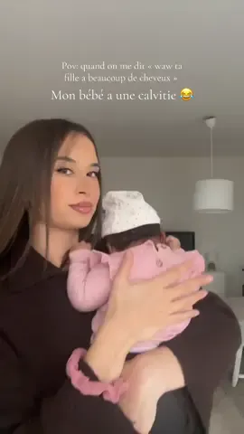 Ahaha c’est tellement drôle et cute 😍  C’est très courant chez les bébés de perdre leurs cheveux no stress 💖  #maman#jeunemaman#momtok#bebe2025#postpartum 