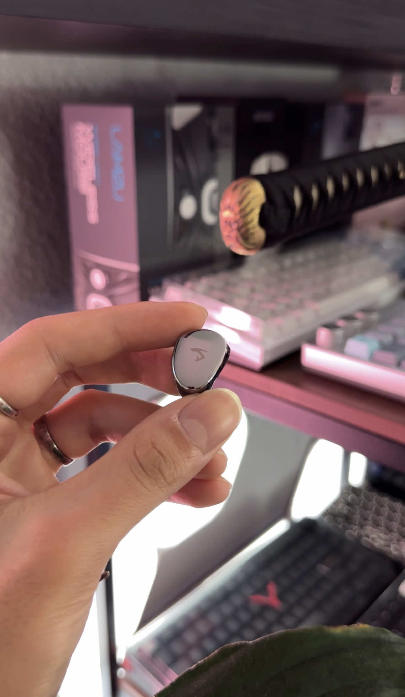 A good IEMs for music and gaming?!This is the Simgot EG280! #iems #audiophile #setupgaming #desksetup #fyp 