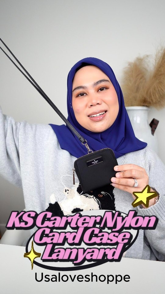 🖤✨ Chic & practical dengan Kate Spade Carter Nylon Card Case Lanyard in Black (KL878)!
📎 Warna: Hitam klasik — clean, elegant & easy to match
🎨 Material: Recycled nylon berkualiti tinggi dengan logo lining & gold-tone hardware

Bestie, card case ni memang pilihan ideal kalau Bestie nak gaya minimalist tapi tetap stylish! Sesuai sangat untuk daily errands, kerja, event — hands-free & effortless! 💳🎀

🌟 Kenapa Bestie akan suka sangat:
✔️ Ada tali lanyard panjang – senang sangkut leher atau beg
✔️ Slot kad + ID window + zip pocket – semua essentials secure & tersusun
✔️ Nylon material ringan, tahan lasak & mudah dijaga
✔️ Warna hitam timeless – senang mix & match dengan semua outfit

🎁 Hadiah comel dan berguna untuk Bestie yang aktif, suka stay organized, dan nak something branded yang sleek 💖 