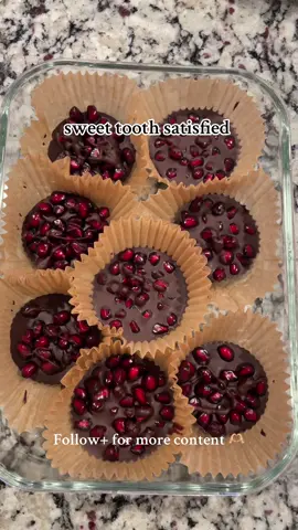 Pomegranates are good by itself butttt a little chocolate covered pomegranate bites doesn’t hurt 🥰 Great treat when you’re craving something sweet. Sweet tooth satisfied ✅ Instructions: • melt dark chocolate  • pour into cupcake liners • top with promegranates  • drizzle with dark chocolate • add flaky sea salt (optional) • put in the refrigerator for about 20 minutes until chocolate has set  • store any leftovers in glass container in the refrigerator • enjoy 🥰 #pomegranates #chocolatetreats #sweettreats #snackrecipe #cravingsatisfied 
