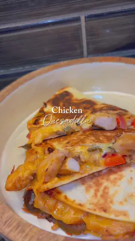 Juicy chicken, melted cheese, and sweet-spicy jalapeños… this quesadilla hits different 🔥 #ChickenQuesadilla #Q#QuesadillaRecipeF#FoodieF#FoodTokR#RecipeTokE#EasyMealsC#CheesyGoodnessF#FoodLoverHomeCooking #fyp