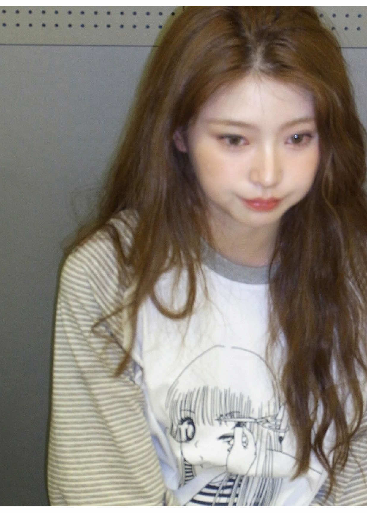 #HAUM -  nereden başlasam bilemiyorum… çünkü seni anlatmaya kelimeler yetmez. sen sadece bir arkadaş değil, benim için adeta bir kardeş, bir sırdaş, bir huzur oldun. hayat bazen karmaşık, bazen yorucu, bazen de anlamsız geliyor ama sen olduğunda her şey bir anda güzelleşiyor. ne kadar kötü bir gün geçirirsem geçireyim, senin bir gülüşün, bir mesajın ya da sadece “iyi misin?” deyişin her şeyi unutturuyor bana. seninle geçirdiğimiz anları düşündükçe içimi bir sıcaklık kaplıyor. birlikte güldük, bazen ağladık, bazen saçma sapan şeylere saatlerce konuştuk ama her seferinde birbirimizi biraz daha iyi anladık. çünkü bizim aramızda sadece bir “arkadaşlık” değil, gerçek bir bağ var — zamanla, güvenle, sevgiyle örülmüş bir bağ. sen bana hep “iyi ki varsın” dedin ama aslında ben sana demeliyim. iyi ki varsın. iyi ki hayatıma girdin, iyi ki o güzel kalbinle bana dokundun. seni tanıdığım günden beri kendimi daha güçlü, daha neşeli ve daha “tam” hissediyorum. çünkü sen yanımdayken hiçbir şey imkânsız değil gibi geliyor. her zaman aynı fikirde olmadığımız, küçük tartışmalar yaşadığımız zamanlar da oldu ama biliyor musun? o anlarda bile seni sevdiğimi hissettim. çünkü gerçek dostluk, sadece güzel anlarda değil; zor zamanlarda da birbirini bırakmamaktır. sen benim için tam olarak öylesin: gitmeyen, vazgeçmeyen, kalmayı bilen bir insan. gelecekte ne olursa olsun, kim ne derse desin, seni hep seveceğim. çünkü sen benim kalbimin en özel yerinde duruyorsun. yıllar geçse, yollar ayrı düşse bile biliyorum ki biz birbirimizi unutmayız. çünkü bazı insanlar vardır, iz bırakır. sen onlardan birisin. #KİİİKİİİ #fyppppppppppppppppppppppp #foryoupage #hhaumverse @KiiiKiii @JENNIE @࣪ ִֶָ☾. 