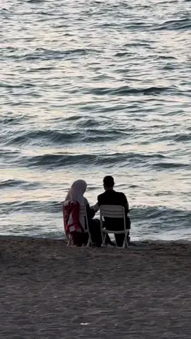 Juste la mer, le calme et deux âmes qui se comprennent, quelque part en Algérie… ✨ #pourtoi #fyp #foryour #algerie🇩🇿 #couple 