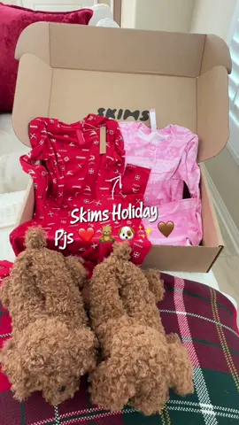 @SKIMS I'll be in these all winter long 🤌🏻🥰 #skims #skimspjs #skimspajamas #skimshaul #christmaspajamas 