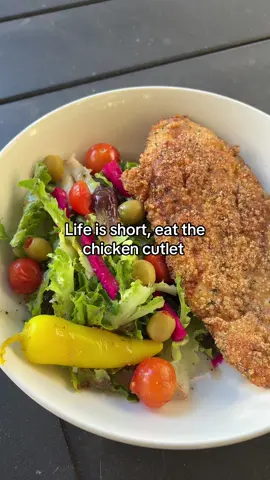 Only had gf bread crumbs but still just as good tbh #chickencutlets #cutlets #chickenrecipe #glutenfree #lunchideas 