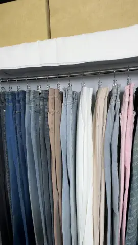 Such a genius idea for making the closet organized easily 💁🏻‍♀️🖤👖#tiktokmademebuyit #foryoupage #fyp #clip #hook #organizer #closetorganization #wardrobeessential #wardrobestylist #clothesorganization #organizedhome 