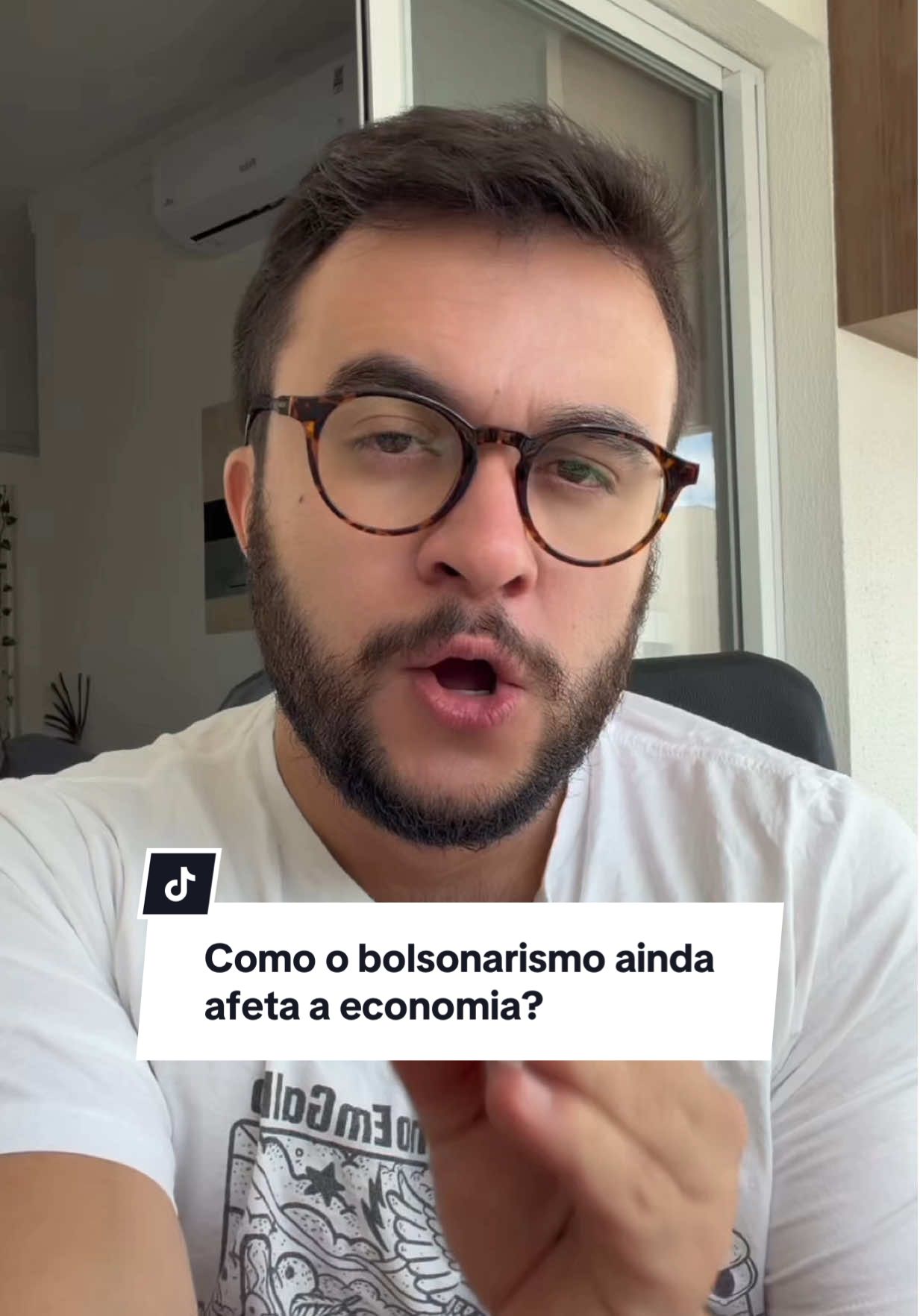 O bolsonarismo ainda afeta (e muito) a economia. Vamos falar sobre como decisões e relações do governo Bolsonaro ainda afetam a economia, o preço da energia e até as oportunidades de quem manda no dinheiro no Brasil. Tudo com fatos e fontes públicas. Quer entender o que está por trás das grandes decisões políticas? Assista, compartilhe e marque quem precisa ficar ligado.