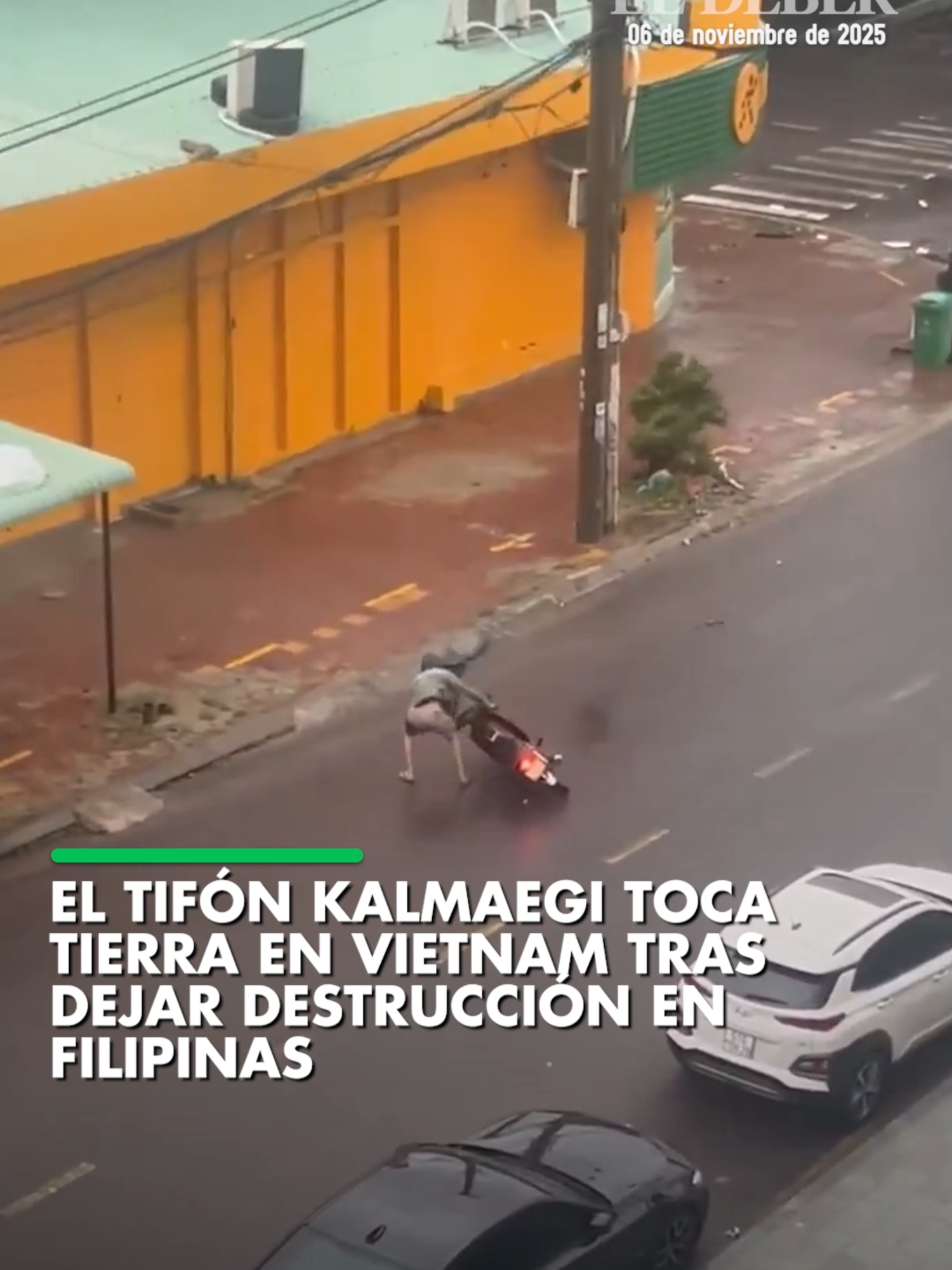 El tifón Kalmaegi tocó tierra este jueves al norte de la provincia de Gia Lai, en el centro de Vietnam, acompañado de intensas lluvias y fuertes ráfagas de viento. Su llegada ocurre después de su paso devastador por Filipinas, donde dejó más de 100 fallecidos y decenas de desaparecidos #ElDeber #tifón #vietnam #noticiasdehoy 📹RRSS