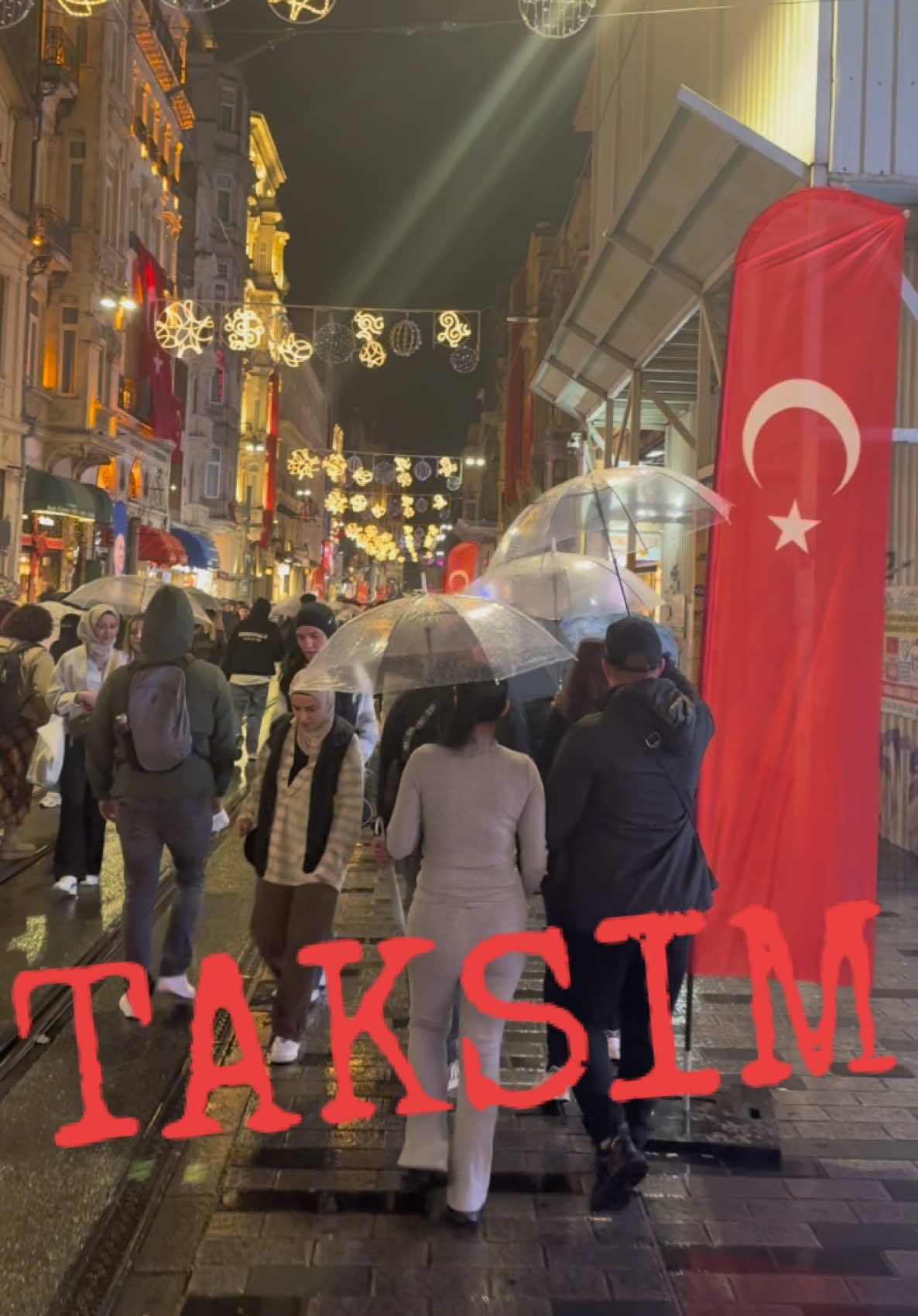 جولة ليليّة تحت المطر في شارع الإستقلال 🇹🇷. #تقسيم_شارع_الاستقلال_اسطنبول_تركيا #turkeytiktok #تقسيم_شارع_الاستقلال #taksim #istiklalcaddesi 