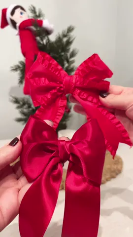 Simple Trick to Make Beautiful Christmas Bows 🎀🎀🎀🎄 #christmasdiy #bow #holidayhacks  #diyideas #christmasdecor