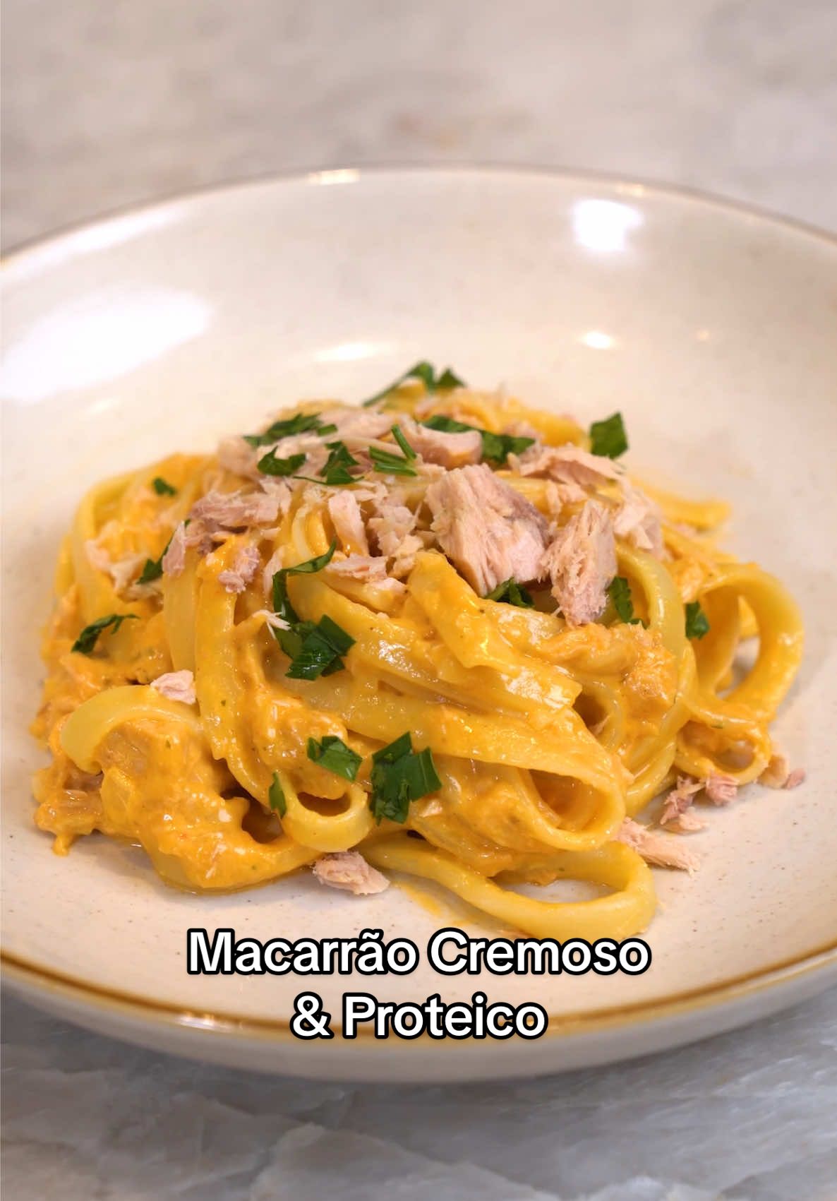 Macarrão Cremoso & Proteico 🍝🤤 Pensa numa receitinha MARAVILHOOOSA?! Essa aqui elevou o nível do nosso macarrão pra outro patamar! Simples, fácil de fazer e que traz essa dupla que é surreal: Macarrão + Atum @Gomes da Costa 10/10 pra qualquer hora em qualquer ocasião! 😍🥰😋🤌🏼 Marca o @ que vai fazer essa maravilha pra você! Ingredientes 👨🏻‍🍳 * Macarrão (utilizamos tipo linguine) Creme Cremosinho: * ⁠Atum Sólido Natural - Gomes da Costa * ⁠Cebola & Alho dourados na manteiga * ⁠1 colher de extrato de tomate * ⁠creme de leite fresco * ⁠tempero a gosto (usamos pimenta do reino, páprica, sal & chimichurri) * ⁠1 concha da água do cozimento do macarrão * ⁠queijo parmesão ralado * ⁠finalize com salsinha e cebolinha Faaaaz e me contra o que achou? Vale muuuuito a pena... #pubIi 