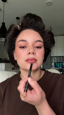 6 products makeup look What I used:     @Armani beauty Luminous silk foundation and bronzer      @Morphe Cosmetics Cheek thrills blush and lip liner “sweet tea”     @loréal paris usa cara    @Makeup By Mario Lipstick “Sam”