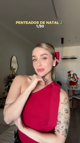 Começamos com os penteados mais esperados por vocês!!! 🎄 Escolhi esse rabo de cavalo lindooo porque vocês nem precisam esperar o Natal pra usar! Ele fica lindo para qualquer ocasião e você pode deixar sem acessório, se preferir!  Agora compartilha com uma amiga e fala pra ela que os penteados mais lindos para o Natal, ela vai encontrar aqui nesse perfil!!!! 😝😝😝 #penteados #dicasdebeleza #natal #christmas #dicasdenatal 