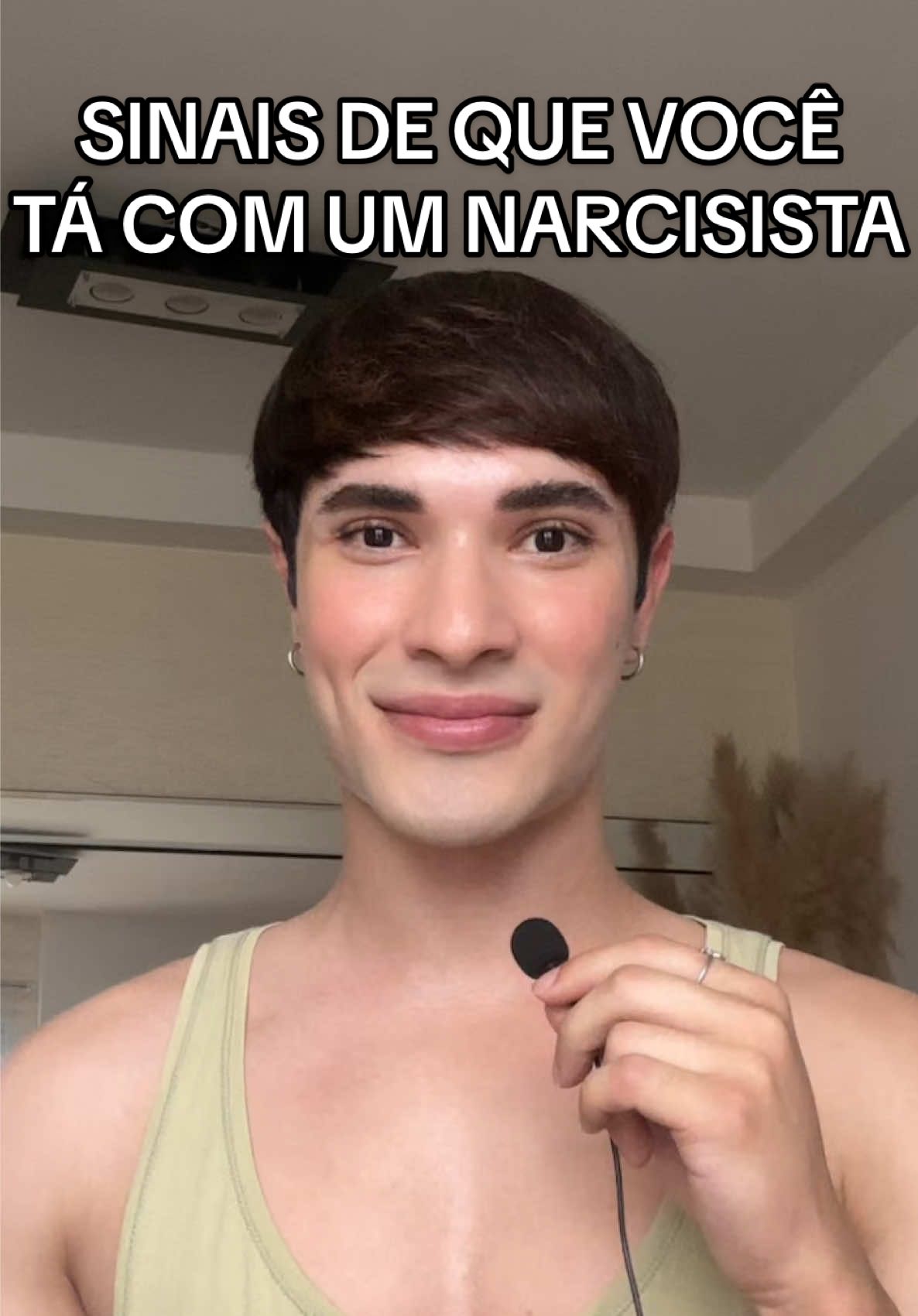 o narcisista vai dar os sinais que você precisa saber interpretar antes que ele destrua mais ainda a sua saúde mental. quanto mais cedo você captar esses sinais, maior vai ser a chance de você já não estar completamente dependente emocionalmente dele sendo ainda mais difícil de virar as costas pra ele. um narcisista não consegue esconder por muito tempo o seu lado tóxico e manipulador, basta você não se deixar levar pela versão do homem encantador que ele vai apresentar pra você assim que ele te conhecer. #creatorsearchinsights #narcisismo #narcisistas #terminodenamoro #dependenciaemocional 