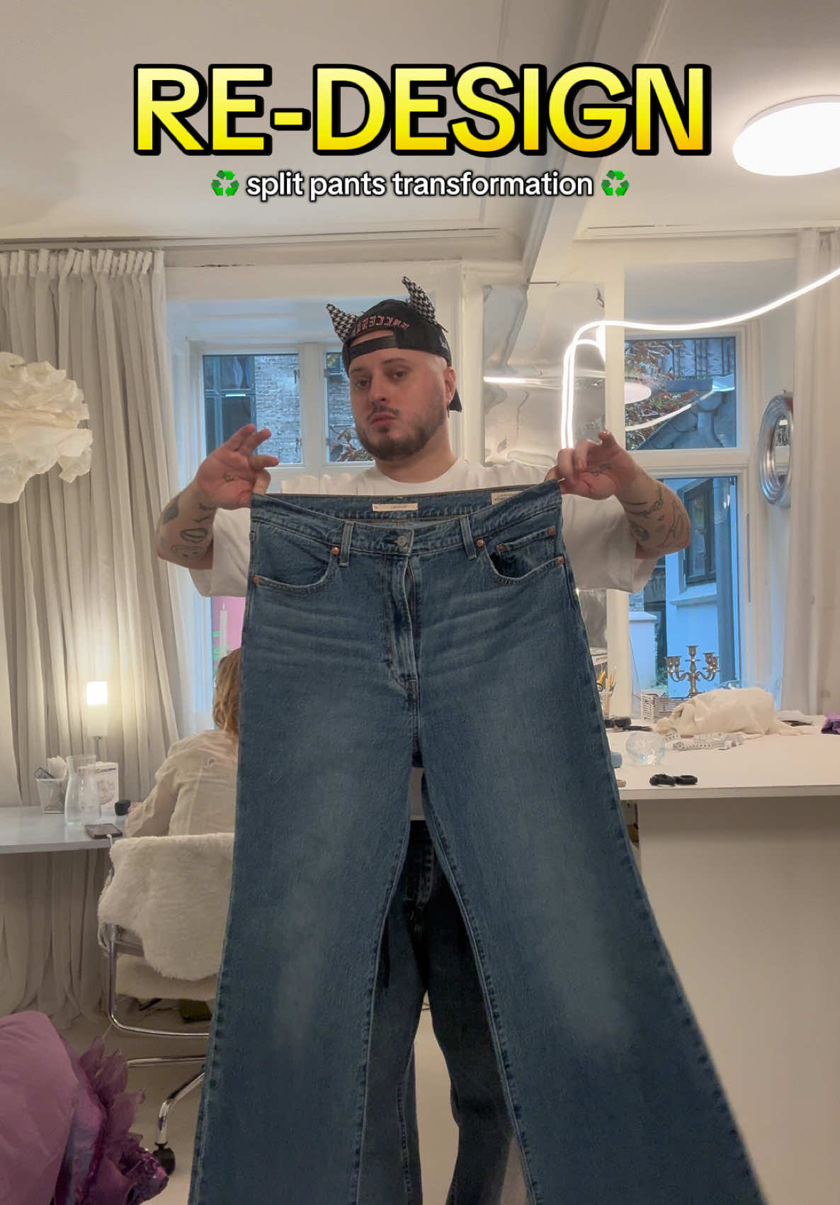 Svarer @Elliot Hvis du har tøj derhjemme, du ikke bruger, hvorfor ikke give det et nyt liv? 💪🏼♻️ Du behøver ikke shoppe for at finde din stil. Kun din fantasi (og lidt mod) sætter grænser 😈  #youthordare #redesign #upcycling #styling #genbrug 