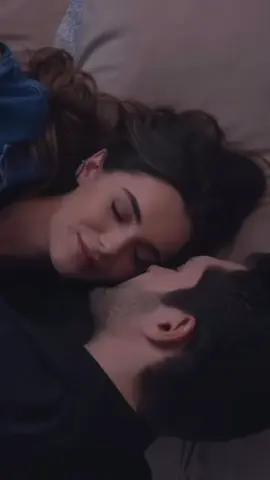 يا ليتني أضمك على صدري وأسمعك حلو الكلام #بوسه #حب #حضن #رومانسي #عبارات_حب 