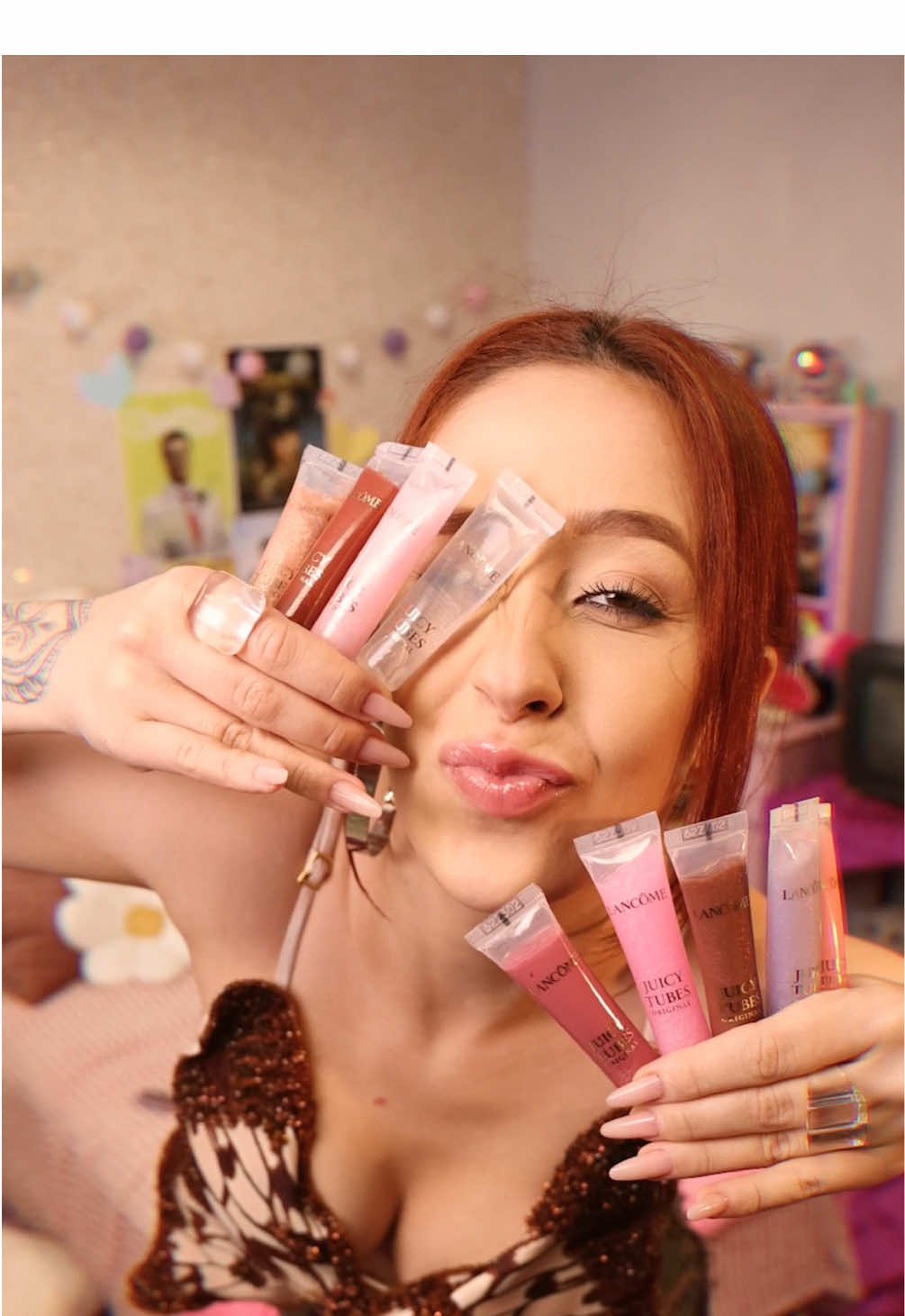 Um dos meus ícones preferidos dos anos 2000 está de volta: Juicy Tubes, o gloss mais brilhante de @Lancôme ! Quero ver quem acerta todas as referências do vídeo e me conta: qual era seu item favorito dessa era?💄✨ #JuicyTubes #Lancome #MakeUp *Publicidade