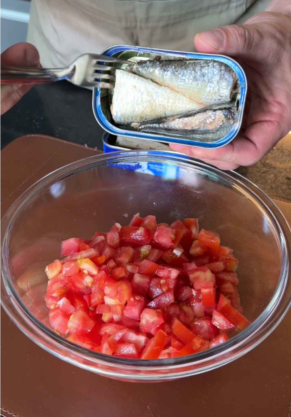 Se você tem sardinhas e tomates na sua casa e ainda não fez essa receita, você não sabe o que está perdendo! 📍 INGREDIENTES: 2 latas de sardinhas 3 tomates  100g de azeitona  Sal Orégano 1 xícara de leite 3 ovos 1/2 xícara de óleo  1 dente de alho 50g de queijo parmesão ralado 2 xícaras de farinha de trigo  1 cs de fermento  Queijo muçarela ralado 🎥 Passo a passo no vídeo  #explorar #receitas #torta #sardinha 