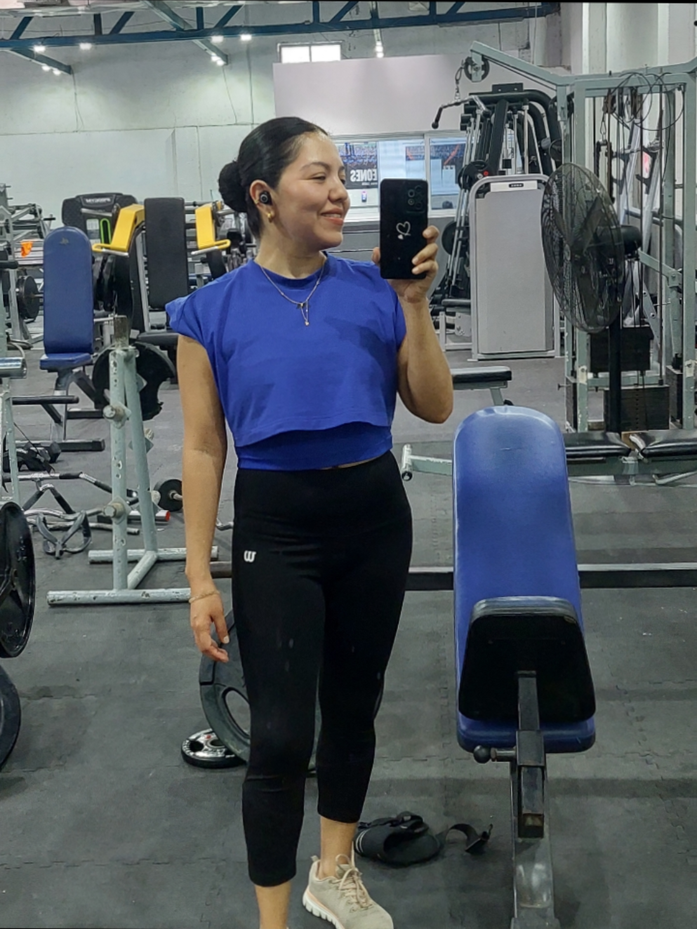 las mujeres en el gym 🫶✨️un saludo a todos. Tomate tus vitaminas. a mi se me olvido ayer y son para la memoria. jajaja 