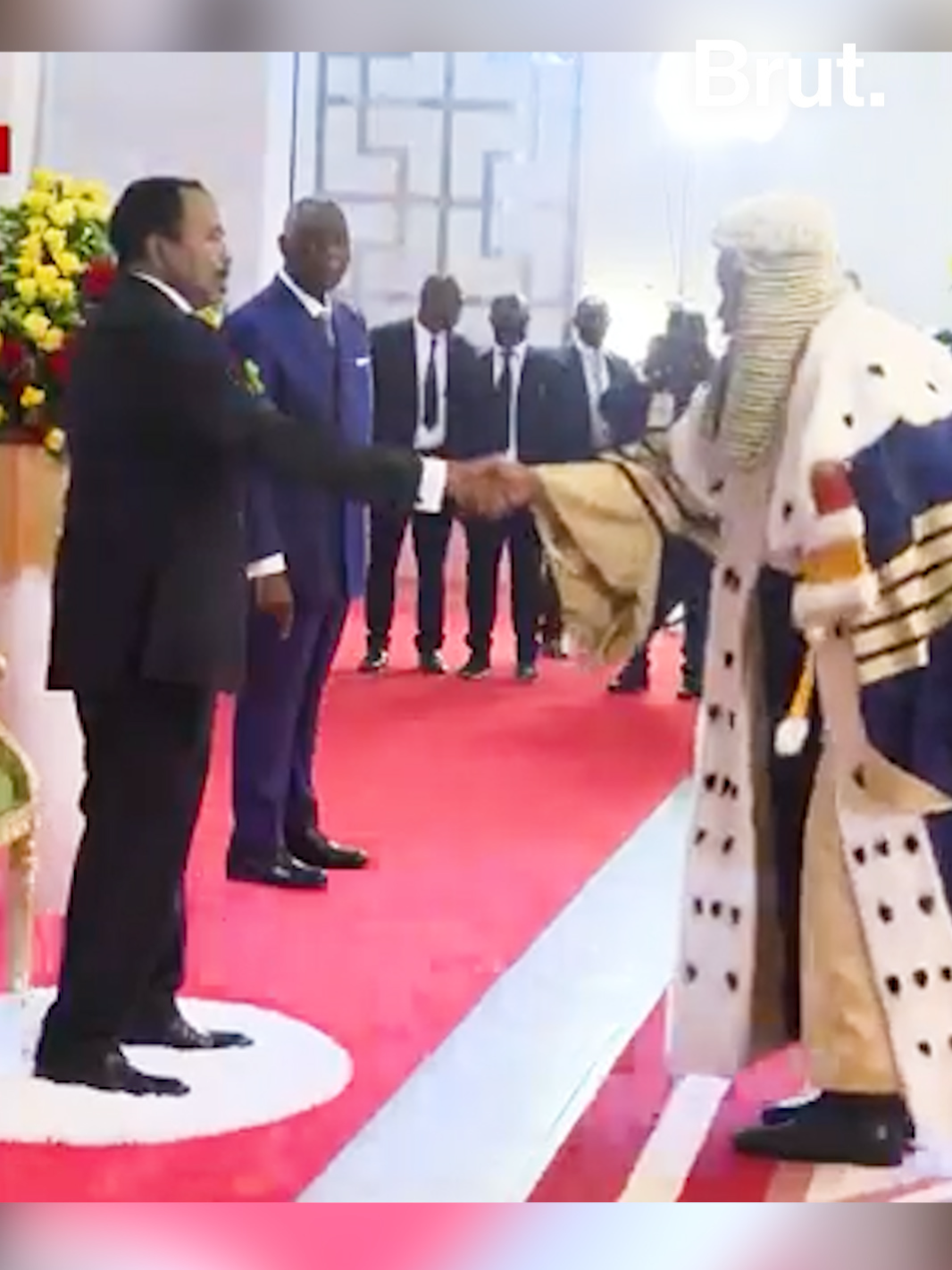 🇨🇲 Après sa prestation de serment, Paul Biya a reçu les autorités camerounaises, ainsi que les ambassadeurs et représentants étrangers. Le président camerounais a également été investi Grand Maître des Ordres nationaux, la plus haute distinction honorifique du pays. #Cameroun #politique #afrique #actualité