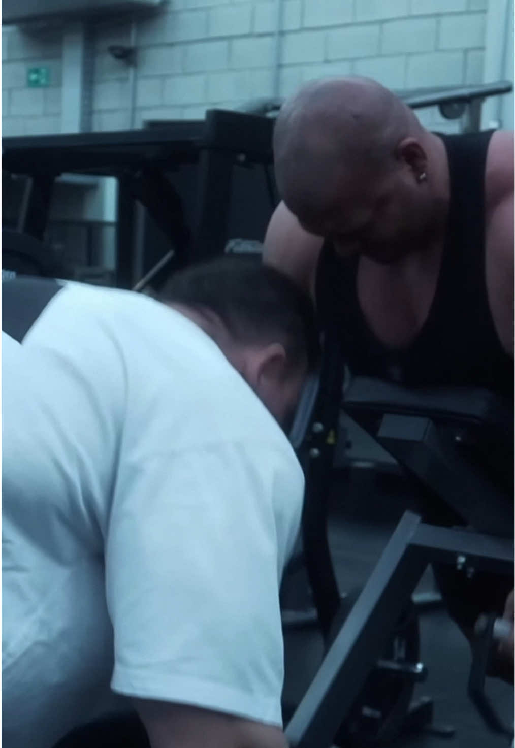 2025 foi o melhor ano da minha vida até aqui. Espero que não seja um auge, que os próximos anos a gente continue crescendo. Mas isso só aconteceu depois que eu alinhei a minha base: Deus, família, saúde, trabalho. Nessa ordem. Se não está tudo alinhado, dentro de casa, no trabalho, na sua saúde, na sua espiritualidade, as coisas não progridem. Vão ficar pontas soltas, coisas vão acontecer pela metade, mas não evoluem de verdade. É só quando está realmente tudo estruturado que você consegue progredir de verdade.