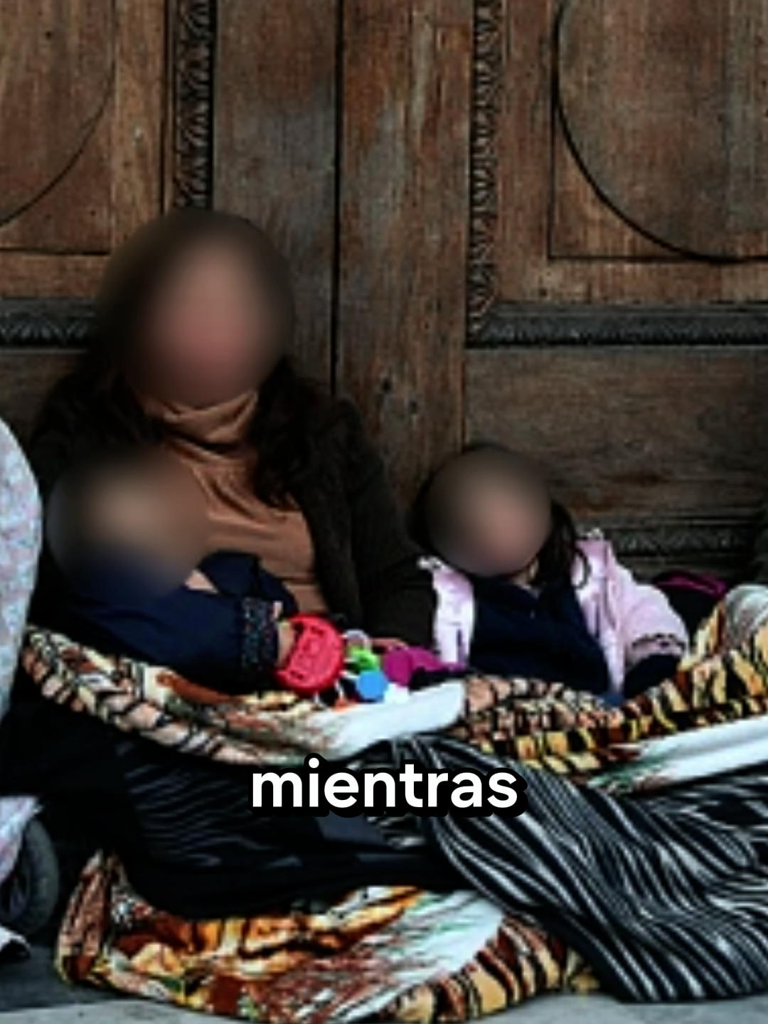 Mientras el país se desangra entre hospitales colapsados, pensiones miserables y jóvenes sin futuro… la clase política juega a ser artista. Matthei trapea, Kast se indigna, y Chile sigue al borde del abismo. Este no es un video sobre música: es sobre la obscena desconexión de quienes gobiernan un país que se muere entre risas y micrófonos. Porque mientras ellos hacen campaña con beats… el pueblo sigue haciendo patria con hambre. #NoEsTrapEsRuina #ChileDespiertaOtraVez #CircoPolítico