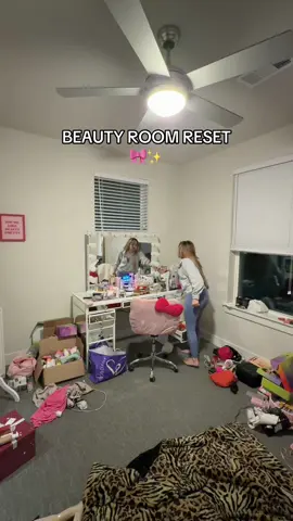 Beauty room reset 10:00PM 🎀✨  Instagram-michellepaaz  Snapchat-michelleepaz  #fyp #cleaning #cleanwithme #foryourpage #michellepaz 