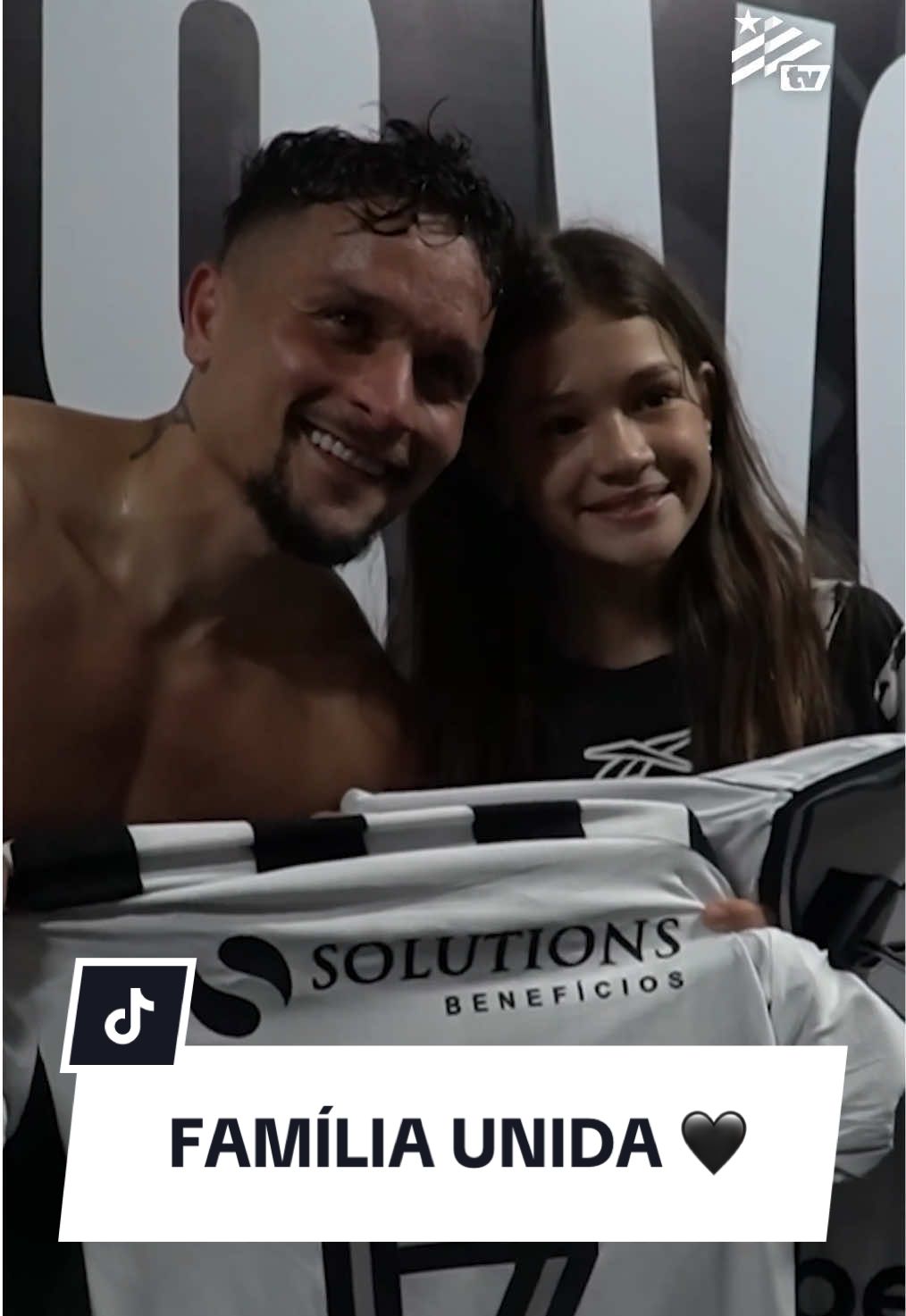 É A FAMÍLIA BOTAFOGO 🖤⭐️ Além da vitória, a partida de ontem também ficou marcada pela homenagem do Botafogo à família do policial Rodrigo Velloso, alvinegro que nos deixou na última semana. Os bastidores com tudo sobre o clássico você confere a partir das 20h, na Botafogo TV! 📹⚽️ #VamosBOTAFOGO #Família #Homenagem #Botafogo #Futebol 