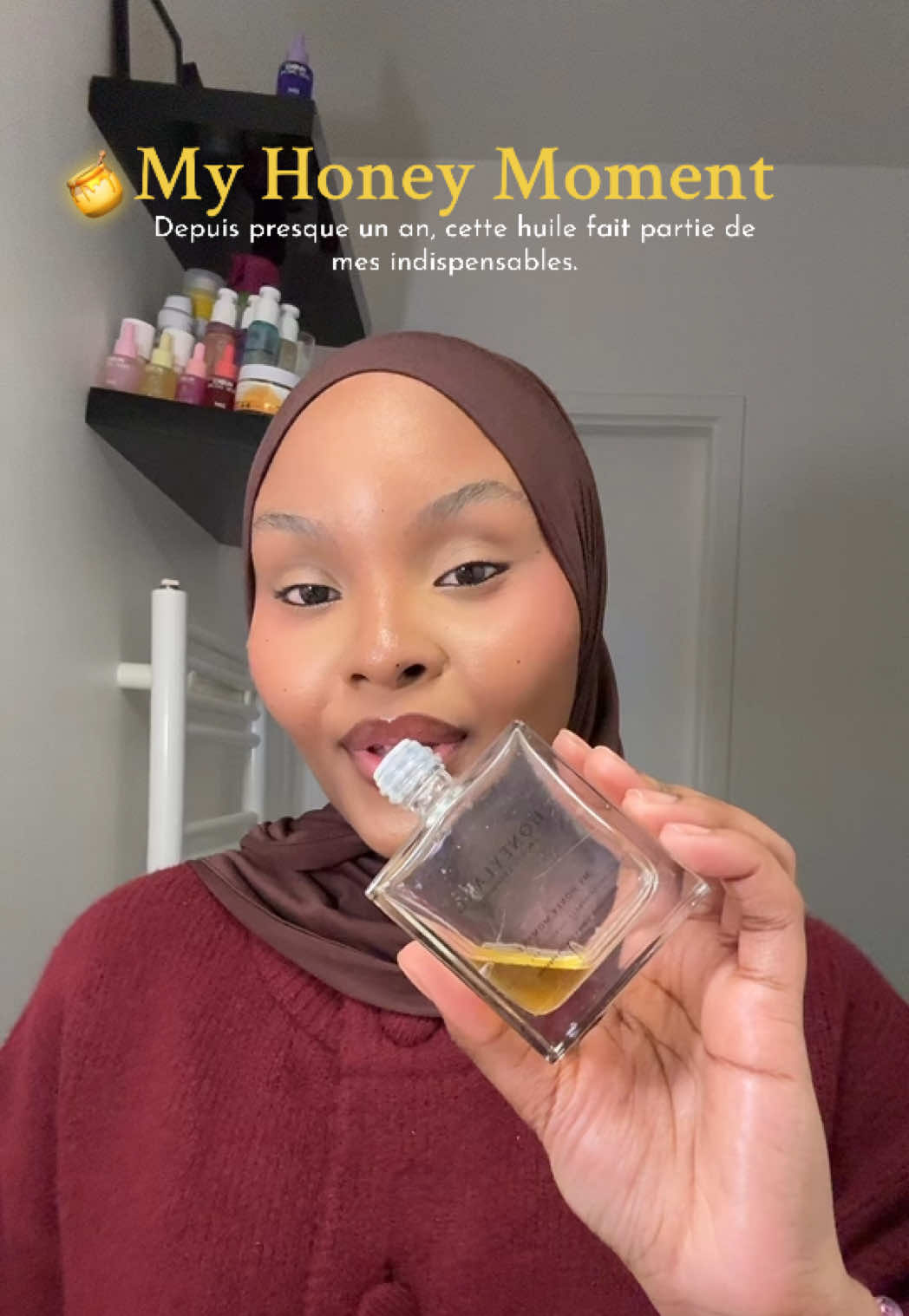 ✨🍯My Honey Moment — @Honeylang 🍯✨ Une huile sensorielle qui réunit douceur, éclat et soin. Infusée de miel, d’ylang-ylang et d’huiles naturelles, elle nourrit la peau et les cheveux sans effet gras. D’un parfum irrésistible de miel, de caramel et de vanille 🍯🤍 Un vrai délice olfactif qui rappelle l’Éclair de Lattafa ou encore Bianco Latte — chaud, gourmand et addictif. Sa texture légère fond sur la peau sans effet gras, laissant un glow satiné et une odeur qui te suit toute la journée. Le genre de soin qui transforme ta routine en pur moment de plaisir ✨ #cleanbeauty #biancolatte #bodyoil #bodycareviral #pourtoii 