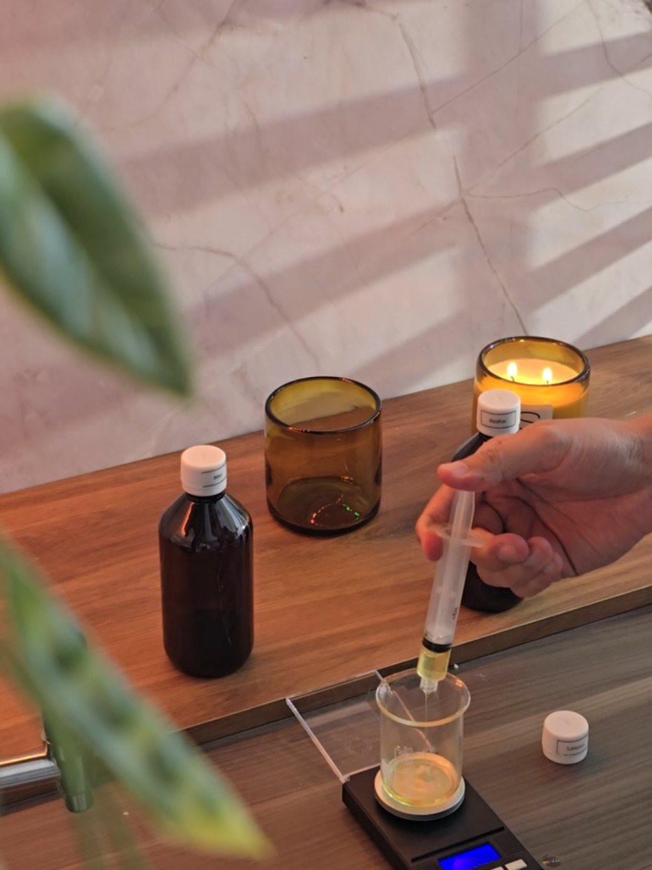 Aquí es donde nace el alma de una vela artesanal. Hoy mezclamos las tres fragancias que forman parte de esta edición especial de noviembre: sándalo, azahar y miel. Cada una tiene una intención: la profundidad del sándalo, la calma del azahar y la dulzura de la miel. Usamos cera de soya con cera de coco, que ayuda a que las notas se integren de forma pareja y con mejor proyección al encender. Esta vela formará parte de la línea Studio, con envase de vidrio soplado ámbar y doble pabilo de papel. El proceso sigue — y el taller huele increíble. #velaartesanal #velasaromaticas #velasartesanales #hechoenmexico #emprendimientocreativo