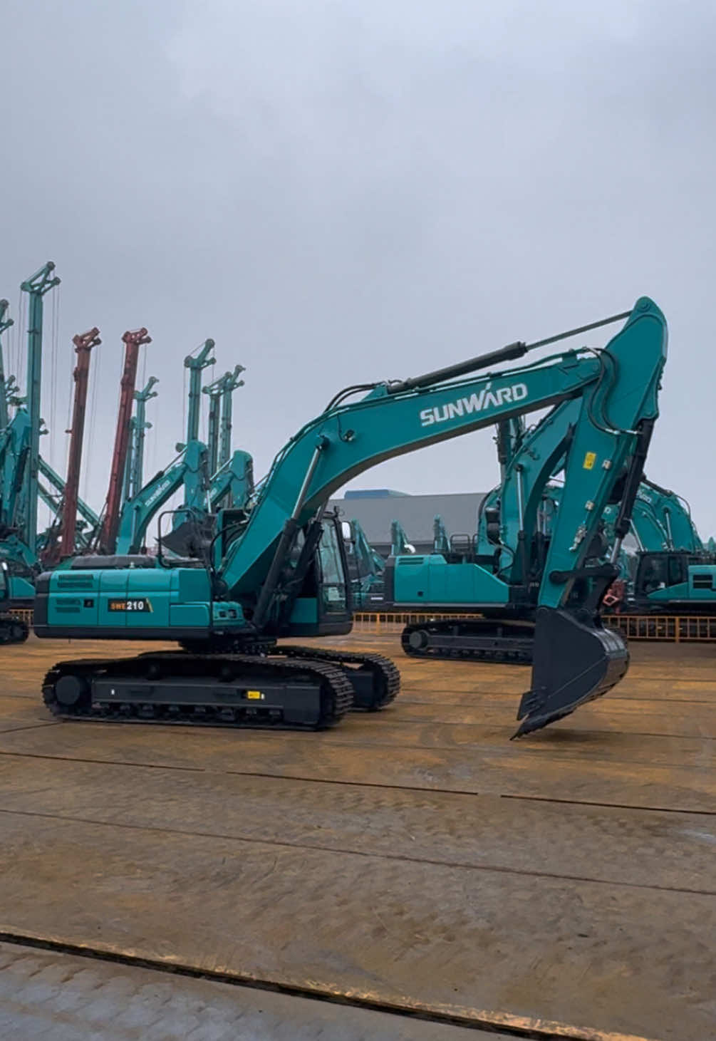 ⚠️⚠️⚠️Sunward SWE210 is a 21-ton medium-sized crawler excavator equipped with an Isuzu 110kW high-efficiency engine, featuring a 0.95m³ bucket capacity and strong digging force. It adopts an advanced hydraulic system for precise response, excellent climbing and traveling performance. The spacious and comfortable cab supports real-time monitoring, with easy maintenance. Suitable for construction, mining, road building and other scenarios, it offers high cost-performance and durability, serving as a globally best-selling reliable partner for engineering projects😎😎😎 #sunward #fyp #factory #excavator #heavyequipment 