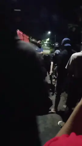 Kamis malam (6/11/2025), terjadi aksi **kekerasan di jalan raya** kawasan selatan Jonge, Kabupaten Gunungkidul. Korban diketahui bernama **Gunadi**, warga Planjan, Blimbing. Ia seorang sopir truk yang kini dalam kondisi **kritis** dan menjalani perawatan di **RS Pelita Husada**. Peristiwa bermula ketika korban tengah mengemudi dan berpapasan dengan dua orang pengendara motor. Berdasarkan informasi yang beredar, sempat terjadi **gesekan kecil** di jalan hingga membuat pelaku tersinggung. Diduga berada **di bawah pengaruh minuman keras**, kedua pelaku kemudian mengejar korban dan **melakukan penganiayaan ** di pinggir jalan. Saksi di lokasi menyebut para pelaku sempat **membawa senjata tajam** saat beraksi. Warga yang melihat kejadian segera turun tangan dan berhasil **mengamankan kedua pelaku**, sebelum akhirnya diserahkan ke **Polsek Semanu**. Kedua pelaku disebut berasal dari wilayah **Ngeposari**. #Gunungkidul #jonge #PolsekSemanu #WaspadaMalamHari #fokusgunungkidul 