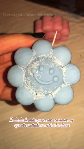 ¡Burbujas y manchas frustran! 😫 El aire atrapado arruina el negocio, pero un pequeño detalle lo soluciona, comentá DETALLE 👇 para más trucos, seguinos para no fallar jamás 💡, y si quieres la capacitación 🎓 envíanos un mensaje privado ya mismo ✉️.  #velasartesanales  #velasaromaticas  #velasdecorativas  #velas #hechoconamor 