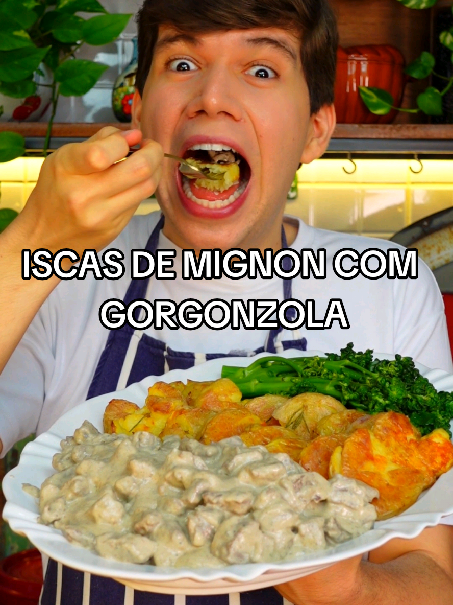 Carne ao molho de gorgonzola com batatas ao murro e brócolis!😱😱 . Ingredientes para a batata: 1kg de mini batatas  Sal  Alecrim  Azeite   . Ingredientes para a carne: 800g de filé mignon cortado em cubos  100g de gorgonzola  300g de creme de leite  2 dentes de alho picadinhos Sal e pimenta a gosto  Azeite Servir com brócolis cozido. #receitaspráticas #receitas #almoço #filémignon 
