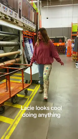 Lacie shopping at Home Depot while in her big cast . . .#shopping#fulllegcast#cool#noworries#strongwoman