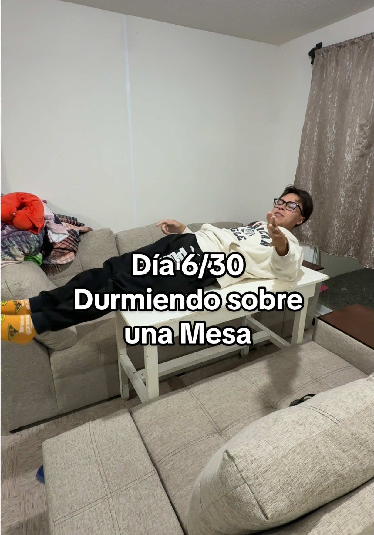 Día 6/30 durmiendo en los lugares más random del mundo “Mesa de madera” #soyittai #random #elexitoesdios 